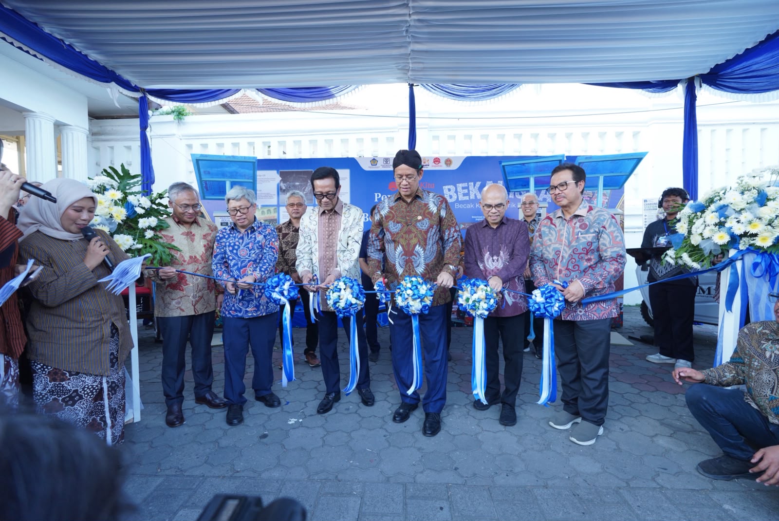 Supporting Eco-Friendly Tourism in Yogyakarta, Minister of Finance Hands Over Bekalista at the Opening of the 2026 UMi People's Market